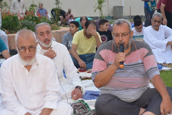 Kahire, Mısır, 9 Temmuz 2022: Mısır 'daki Müslümanlar, cami yakınlarındaki açık hava sahasında Kurban Bayramı ve kutlamaların daha büyük olduğu İslam bayramı ibadetlerini gerçekleştirdiler.