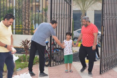 Kahire, Mısır, 9 Temmuz 2022: Kurban Bayramı 'nda Mısır' da Müslümanların cami yakınlarındaki açık hava sahasında dini ayinlerinin kutlanması, İslam 'ın en büyük kurban bayramı namazının kılınması.