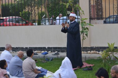 Kahire, Mısır, 9 Temmuz 2022: Cami vaizi İmam, cami yakınlarındaki açık bir hava sahasında Kurban Bayramı namazı ve kutlamalarının olduğu bir tören düzenledi.