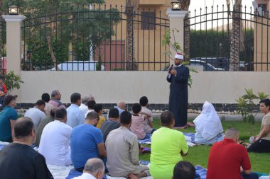 Kahire, Mısır, 9 Temmuz 2022: Cami vaizi İmam, cami yakınlarındaki açık bir hava sahasında Kurban Bayramı namazı ve kutlamalarının olduğu bir tören düzenledi.