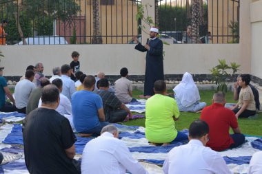 Kahire, Mısır, 9 Temmuz 2022: Cami vaizi İmam, cami yakınlarındaki açık bir hava sahasında Kurban Bayramı namazı ve kutlamalarının olduğu bir tören düzenledi.