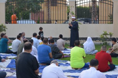 Kahire, Mısır, 9 Temmuz 2022: Cami vaizi İmam, cami yakınlarındaki açık bir hava sahasında Kurban Bayramı namazı ve kutlamalarının olduğu bir tören düzenledi.