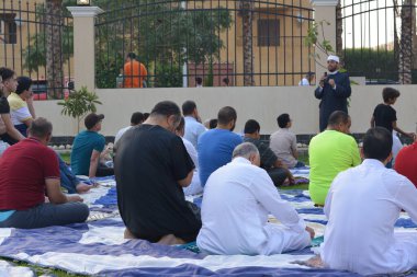 Kahire, Mısır, 9 Temmuz 2022: Cami vaizi İmam, cami yakınlarındaki açık bir hava sahasında Kurban Bayramı namazı ve kutlamalarının olduğu bir tören düzenledi.