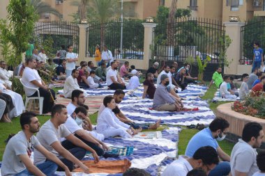 Kahire, Mısır, 9 Temmuz 2022: Mısır 'daki Müslümanlar, cami yakınlarındaki açık hava sahasında Kurban Bayramı ve kutlamaların daha büyük olduğu İslam bayramı ibadetlerini gerçekleştirdiler.