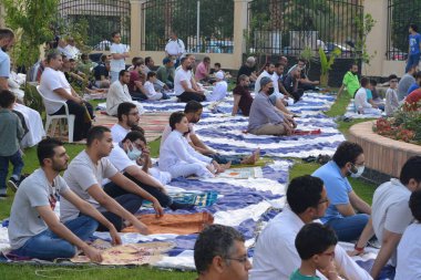 Kahire, Mısır, 9 Temmuz 2022: Mısır 'daki Müslümanlar, cami yakınlarındaki açık hava sahasında Kurban Bayramı ve kutlamaların daha büyük olduğu İslam bayramı ibadetlerini gerçekleştirdiler.