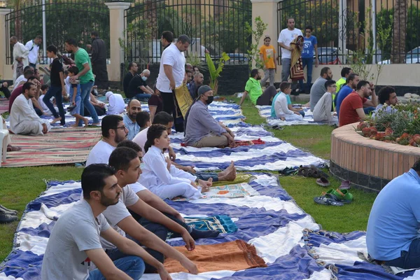 Каїр Єгипет Липня 2022 Мусульмани Єгипті Виконують Релігійні Ритуали Відкритому — стокове фото