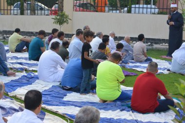 Kahire, Mısır, 9 Temmuz 2022: Cami vaizi İmam, cami yakınlarındaki açık bir hava sahasında Kurban Bayramı namazı ve kutlamalarının olduğu bir tören düzenledi.