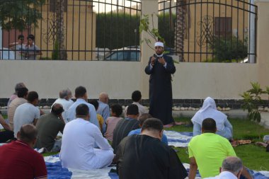 Kahire, Mısır, 9 Temmuz 2022: Cami vaizi İmam, cami yakınlarındaki açık bir hava sahasında Kurban Bayramı namazı ve kutlamalarının olduğu bir tören düzenledi.