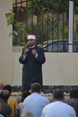 Kahire, Mısır, 9 Temmuz 2022: Cami vaizi İmam, cami yakınlarındaki açık bir hava sahasında Kurban Bayramı namazı ve kutlamalarının olduğu bir tören düzenledi.