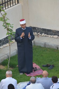 Kahire, Mısır, 9 Temmuz 2022: Cami vaizi İmam, cami yakınlarındaki açık bir hava sahasında Kurban Bayramı namazı ve kutlamalarının olduğu bir tören düzenledi.