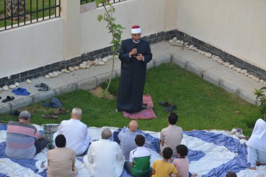 Kahire, Mısır, 9 Temmuz 2022: Cami vaizi İmam, cami yakınlarındaki açık bir hava sahasında Kurban Bayramı namazı ve kutlamalarının olduğu bir tören düzenledi.