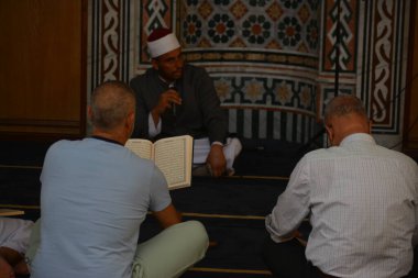 Kahire, Mısır, 8 Temmuz 2022: Kurban Bayramı 'ndan önce Arafat veya Arafat' ta cami içinde Kur 'an okuyan bir grup insan, İslam İmam veya vaiz ile Kuran okuyup öğreniyor.