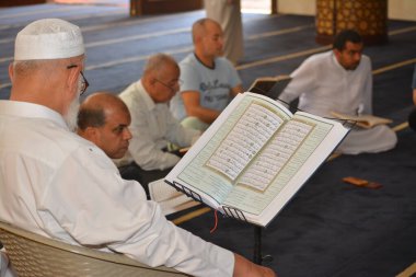 Kahire, Mısır, 8 Temmuz 2022: Kurban Bayramı 'ndan önce Arafat veya Arafat' ta cami içinde Kur 'an okuyan bir grup insan, İslam İmam veya vaiz ile Kuran okuyup öğreniyor.