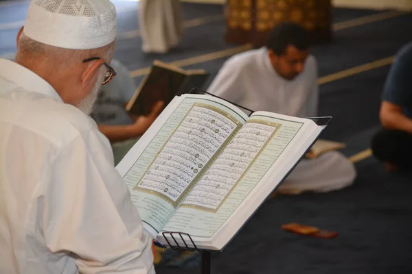 Cairo Egypt July 2022 Noble Quran Reading Ring Mosque Day — Stok Foto