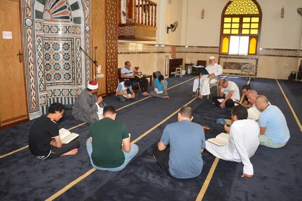 Kairo Mesir Juli 2022 Sebuah Quran Mulia Membaca Cincin Dalam — Stok Foto