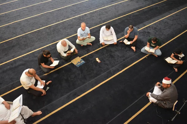 Cairo Egypt July 2022 Noble Quran Reading Ring Mosque Day —  Fotos de Stock