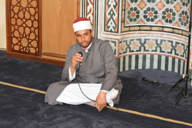Kahire, Mısır, 8 Temmuz 2022: Kurban Bayramı 'ndan önce Arafat veya Arafat' ta cami içinde Kur 'an okuyan bir grup insan, İslam İmam veya vaiz ile Kuran okuyup öğreniyor.