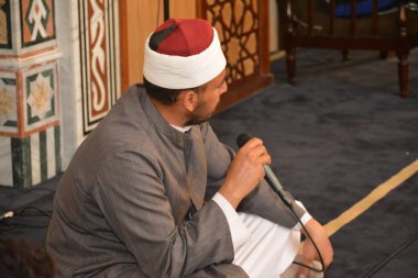 Kahire, Mısır, 8 Temmuz 2022: Kurban Bayramı 'ndan önce Arafat veya Arafat' ta cami içinde Kur 'an okuyan bir grup insan, İslam İmam veya vaiz ile Kuran okuyup öğreniyor.