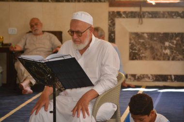 Kahire, Mısır, 8 Temmuz 2022: Kurban Bayramı 'ndan önce Arafat veya Arafat' ta cami içinde Kur 'an okuyan bir grup insan, İslam İmam veya vaiz ile Kuran okuyup öğreniyor.