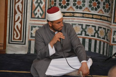 Kahire, Mısır, 8 Temmuz 2022: Kurban Bayramı 'ndan önce Arafat veya Arafat' ta cami içinde Kur 'an okuyan bir grup insan, İslam İmam veya vaiz ile Kuran okuyup öğreniyor.