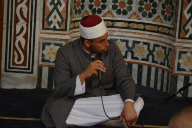 Kahire, Mısır, 8 Temmuz 2022: Kurban Bayramı 'ndan önce Arafat veya Arafat' ta cami içinde Kur 'an okuyan bir grup insan, İslam İmam veya vaiz ile Kuran okuyup öğreniyor.