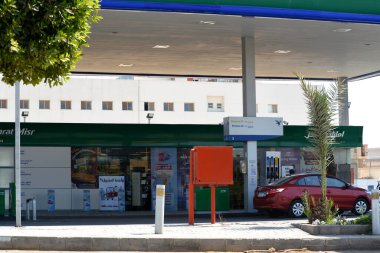 Kahire, Mısır, 13 Temmuz 2022: Emarat Misr petrol ürünleri ve petrol istasyonu, Emirates General Petroleum Corporation ile Orta Doğu Tankları ve Boru Hatları ve ME Petrol Rafinerisi arasında ortak bir girişim