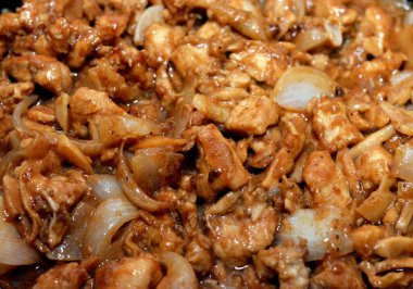 Yağ, soğan parçaları, sarımsak, baharat, mantar, soya sosu ve mısır unu, Çin mutfağından baharatlı tavuk ve soya sosu ve mantarla pişirilmiş tavuk seçmeli odak noktası.