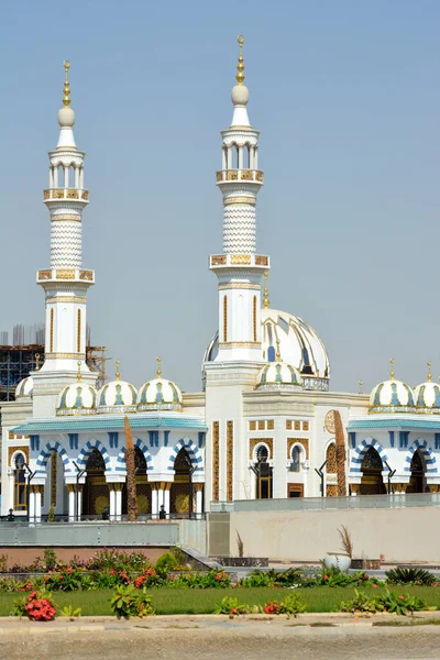 Beautiful White Blue Mosque Multiple Domes Minarets Blue Summer Sky — Φωτογραφία Αρχείου