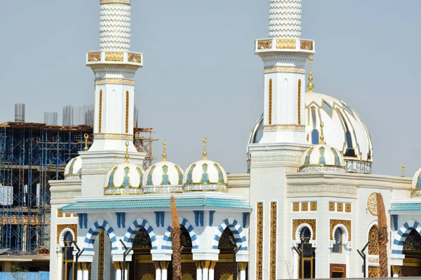 Beautiful White Blue Mosque Multiple Domes Minarets Blue Summer Sky — Stock fotografie