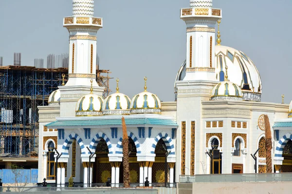 Beautiful White Blue Mosque Multiple Domes Minarets Blue Summer Sky — Stock Fotó