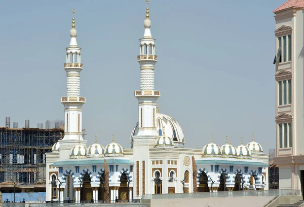Frumoasă Moschee Albă Albastră Mai Multe Cupole Minarete Împotriva Cerului — Fotografie, imagine de stoc