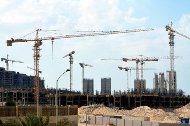 Giza, Mısır, 10 Temmuz 2022: Mısır 'da yeni binaların inşaatı, Zed şehri Şeyh Zayed şehri, turna kuşları ve seçici odaklı inşaat halindeki konut binaları.