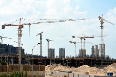 Giza, Mısır, 10 Temmuz 2022: Mısır 'da yeni binaların inşaatı, Zed şehri Şeyh Zayed şehri, turna kuşları ve seçici odaklı inşaat halindeki konut binaları.