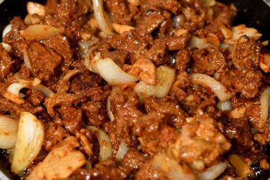 Parça seçici odak noktası ve kırmızı et ızgara yağ, soğan parçaları, sarımsak, baharatlar, mantar, soya sosu ve mısır unu Çin mutfağı soya soslu biftek baharatı.