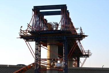 Kahire, Mısır, 17 Temmuz 2022: Mısır 'ın yeni raylı taşıma sistemi inşaatı, Kahire demiryolu kolonları ve raylarının seçici odak noktası