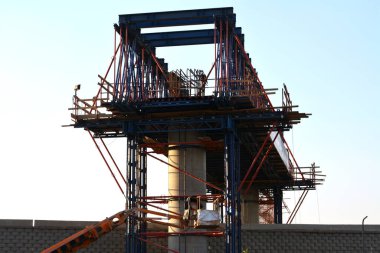 Kahire, Mısır, 17 Temmuz 2022: Mısır 'ın yeni raylı taşıma sistemi inşaatı, Kahire demiryolu kolonları ve raylarının seçici odak noktası