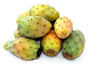 Beyaz arka planda izole edilmiş taze dikenli armut yığını, seçici odaklanma, Opuntia, yaygın olarak dikenli armut, berber inciri, ton balığı meyvesi, sabra ve nopal olarak bilinir.