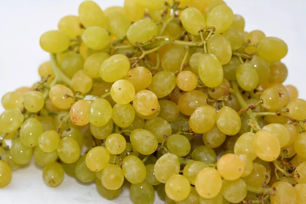 Pila Uvas Verdes Frescas Sin Semillas Fruta Aislada Sobre Fondo —  Fotos de Stock