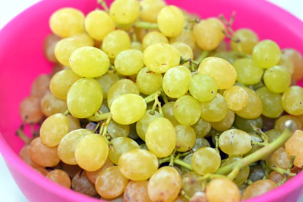 Pile Fresh Green Seedless Grapes Fruit Isolated Pink Bowl Isolated — Stok fotoğraf