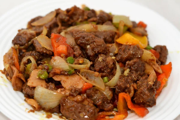 Talerz Kuchni Chińskiej Grillowanej Wołowiny Czerwone Kawałki Mięsa Oleju Grzyby — Zdjęcie stockowe
