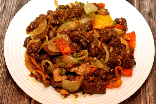 Talerz Kuchni Chińskiej Grillowanej Wołowiny Czerwone Kawałki Mięsa Oleju Grzyby — Zdjęcie stockowe