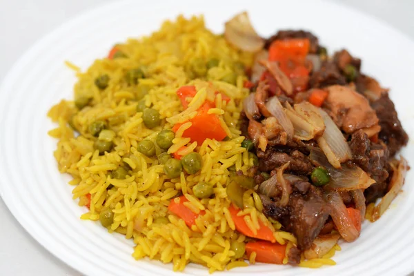 Kuchnia Chińska Posiłek Pikantnej Wołowiny Czerwone Mięso Sosem Sojowym Warzywami — Zdjęcie stockowe