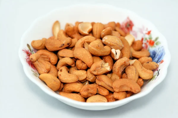 Plate Pile Peeled Roasted Salted Cashew Nuts Seeds Isolated White — Fotografia de Stock