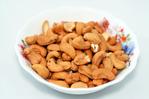 Plate Pile Peeled Roasted Salted Cashew Nuts Seeds Isolated White — Fotografia de Stock