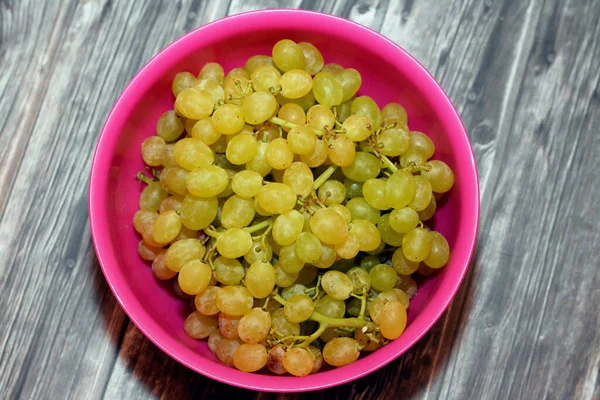 Pile Fresh Green Seedless Grapes Fruit Isolated Pink Bowl Isolated — Fotografia de Stock