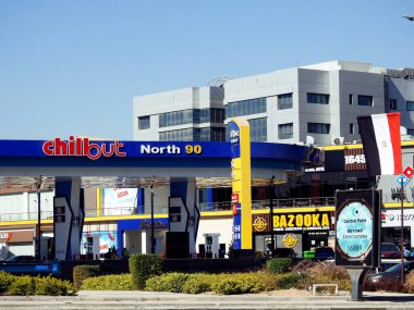 Kahire, Mısır, 19 Temmuz 2022: Mavi gökyüzü ile Chillout benzin istasyonu, kuzey 90 ekseninde bir benzin istasyonu, K tipi mağazaları ve istasyonun içindeki restoranları olan Kahire