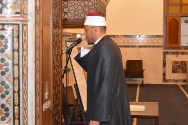 Kahire, Mısır, 20 Temmuz 2022: Adhan Azan 'ı okuyan ya da yüksek sesle namaz kılan ya da Müslümanları camiye çağıran bir cami imamı imam müezzini