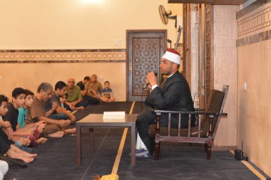 Kahire, Mısır, 20 Temmuz 2022: Bir cami imamı vaizi, Mescidi içinde namaz kıldıktan sonra peygamberin biyografisi ve Sunnah üzerine bir konuşma yapar.