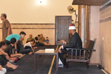 Kahire, Mısır, 20 Temmuz 2022: Bir cami imamı vaizi, Mescidi içinde namaz kıldıktan sonra peygamberin biyografisi ve Sunnah üzerine bir konuşma yapar.