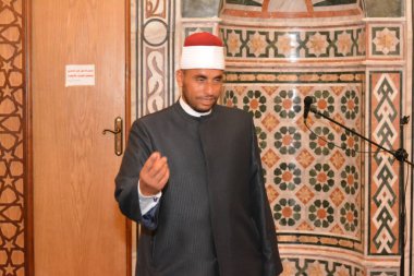 Kahire, Mısır, 20 Temmuz 2022: Bir cami imamı vaizi, Mescidi içinde namaz kıldıktan sonra peygamberin biyografisi ve Sunnah üzerine bir konuşma yapar.